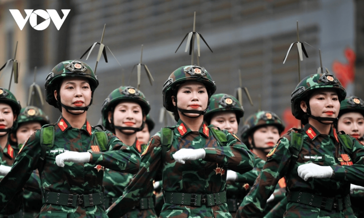  The female soldiers of the Signal Corps, dubbed the resilient “steel roses” of the Vietnam People’s Army, stand out for their strength and dedication.