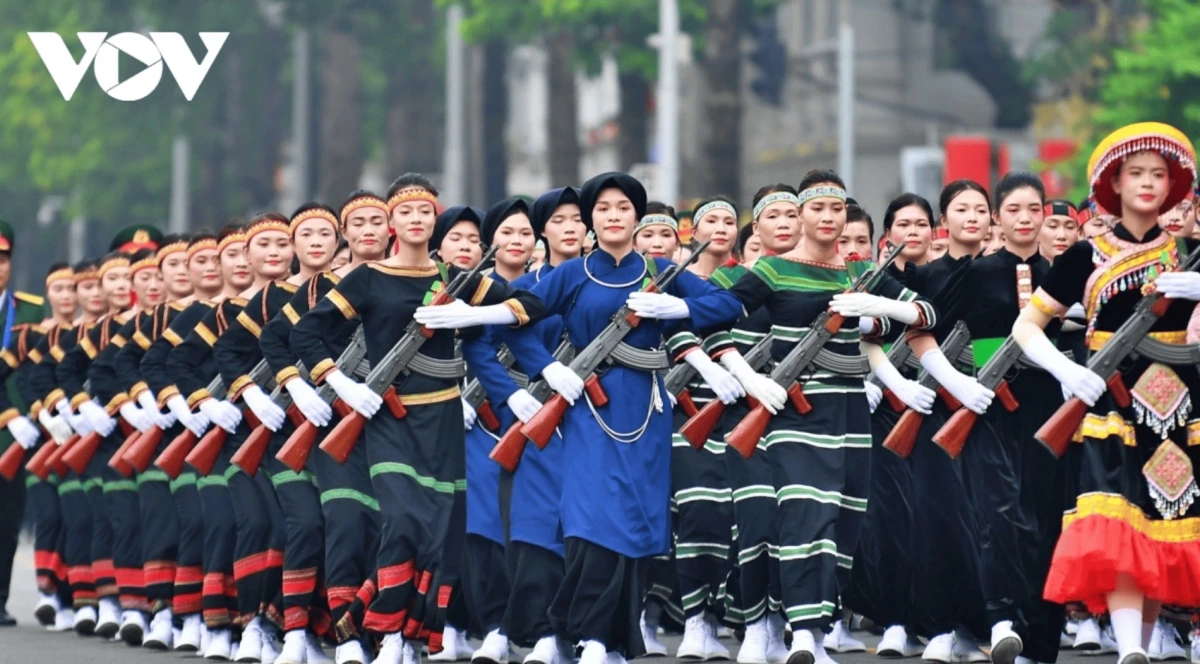  The female militia formation, representing Vietnam's 54 ethnic groups, showcases the enduring spirit of national unity and solidarity.