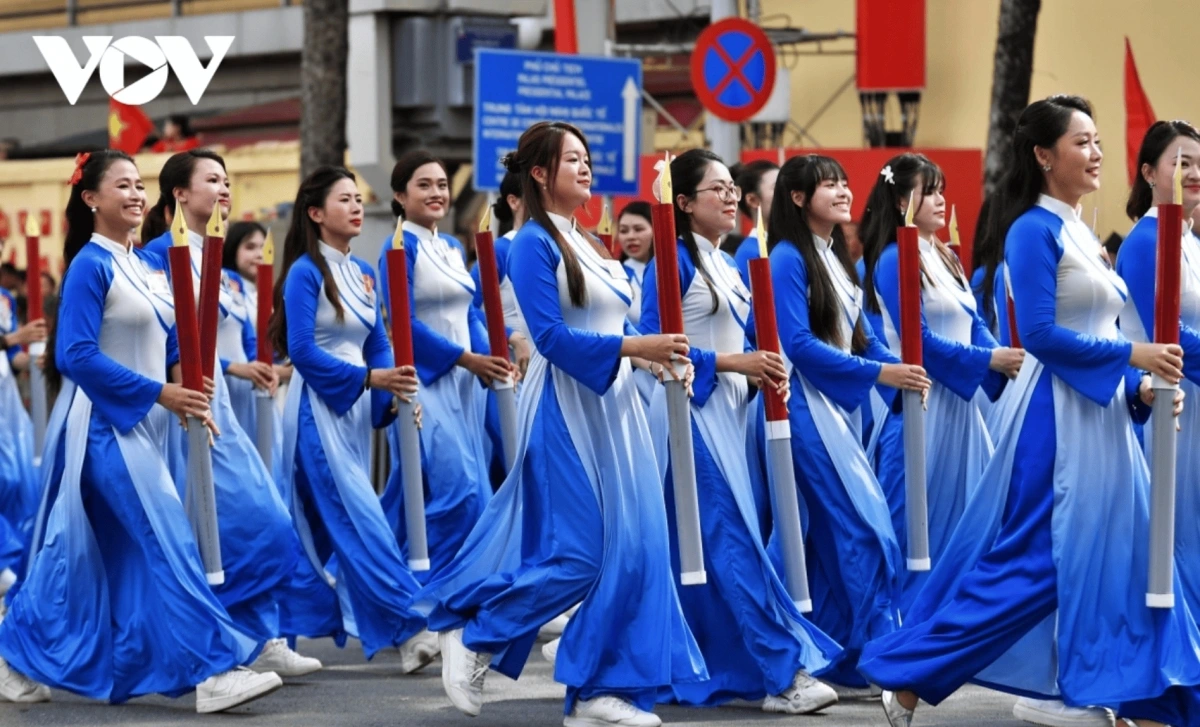 Female journalists participate in the parade, representing the vital role of women in media and public communication. Their presence highlights the professionalism, dedication, and contributions of women in reporting, documenting, and promoting national events, while also symbolizing the important voice of women in society.
