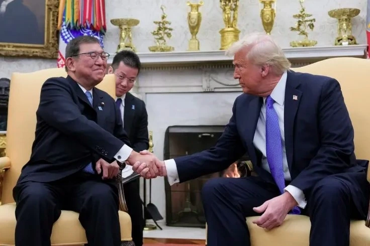 Thủ tướng Shigeru Ishiba (trái) và Tổng thống Mỹ Donald Trump (phải). Ảnh: Reuters