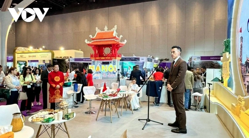Vietnamese Consul General in Mumbai Le Quang Bien addresses the event