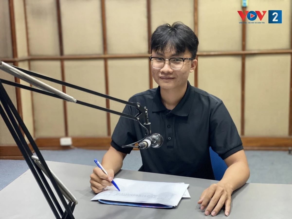 Bạn Trịnh Quang Anh, sinh viên đại học Kinh tế Quốc dân Hà Nội chia sẻ kinh nghiệm tìm và thuê nhà trọ cho hành trình 4,5 năm học đại học cho các bạn tân sinh viên tại phòng thu VOV2.
