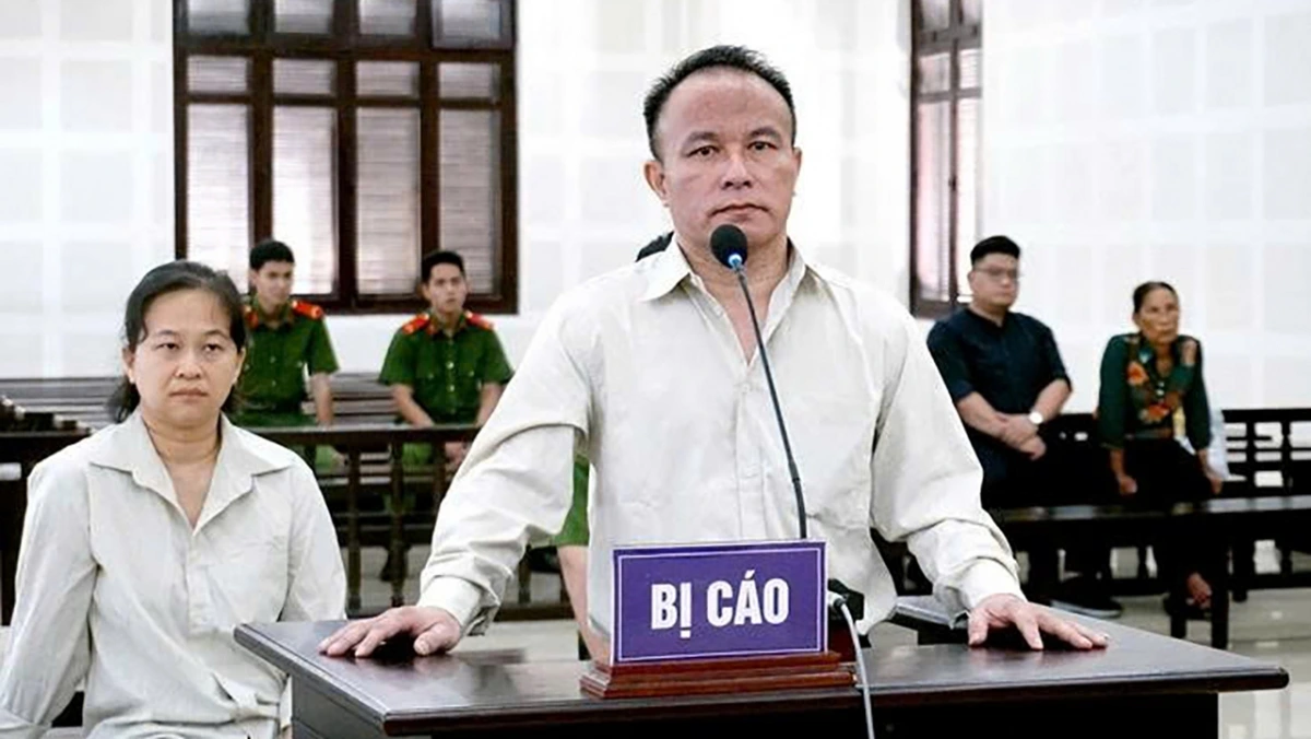 Vợ chồng bị cáo Võ Nhi bị tuyên án về tội lạm dụng tín nhiệm chiếm đoạt tài sản - Ảnh: ĐOÀN CƯỜNG