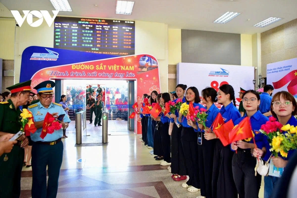 Citizens, volunteers, and youth bid adieu to parade troops departing Hanoi