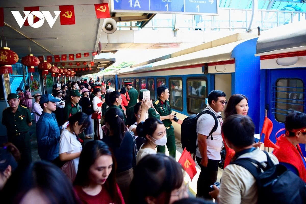 Another train carrying officers and soldiers leaves Hanoi, arriving in Ho Chi Minh City two days later