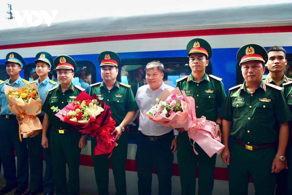Major General Phung Ngoc Son, Deputy Head of the Parade Subcommittee (second from right), praises soldiers for their dedicated efforts in successfully completing the mission