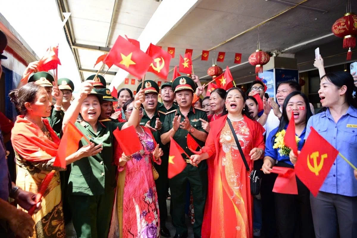 All sing “Như có Bác Hồ trong ngày đại thắng” (As If Uncle Ho Were Present on the Day of Great Victory) as the train departs.