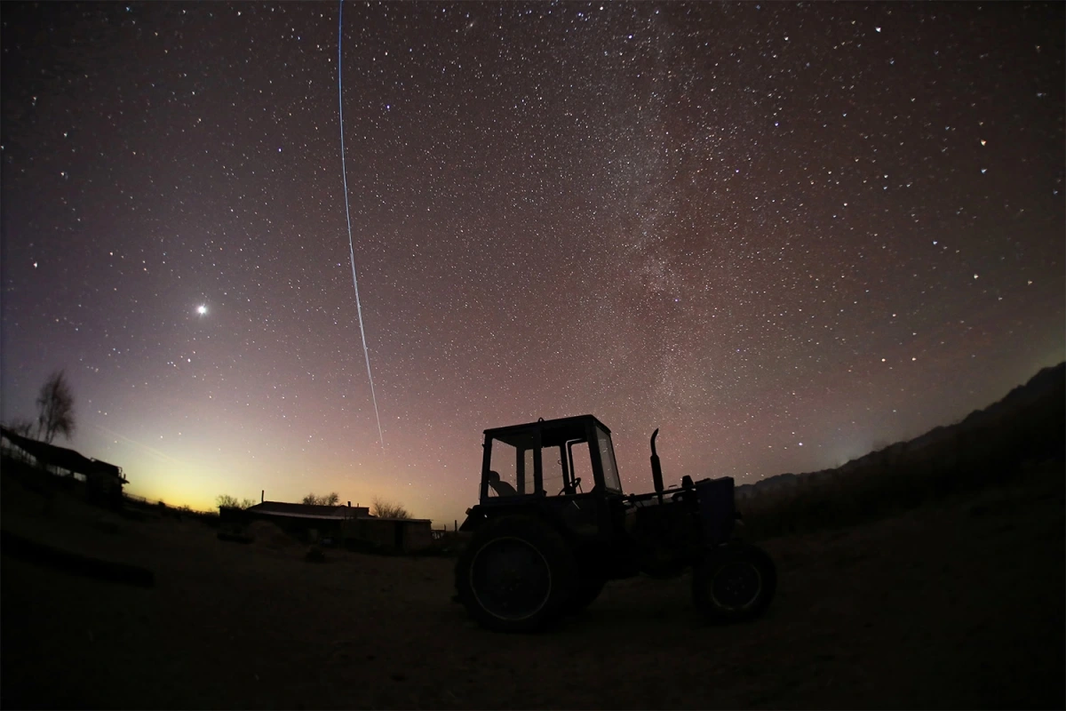 Vệ tinh Starlink xuất hiện trên bầu trời phía trên một nông trại tại Almaty, Kazakhstan, ngày 25/1/2025. Ảnh: Reuters