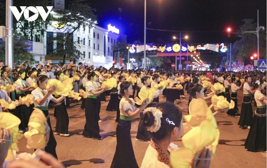 Starting at 8 p.m., the “Northwest Essence” street festival opens with an impressive artistic program showcasing the rich cultures of Northwest ethnic groups. The vibrant artistic space along Vo Nguyen Giap street featur stunning parades, performances of folk songs, dances, and music, as well as traditional costumes representing the diverse communities of the region.