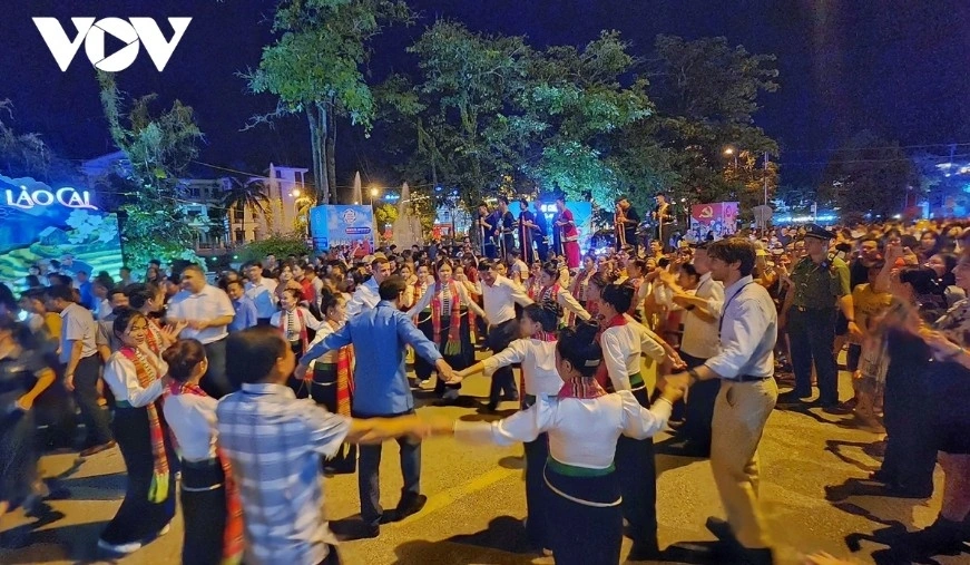 According to the Dien Bien provincial Department of Culture, Sports and Tourism, a highlight of the festival is the transformation of streets into an “open stage,” where artists, artisans, and locals perform and interact directly, thus creating a close and friendly connection.