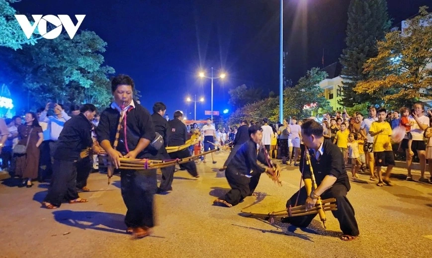 Many unique folk arts, such as Mong khene performances, glutinous rice cake pounding, group dances, and Ha Nhi dances, are vividly brought to life right on the streets.