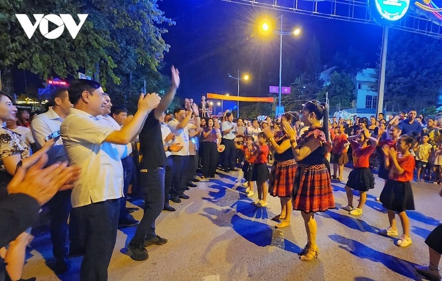 Dien Bien provincial leaders and international guests enthusiastically join in the festival’s activities