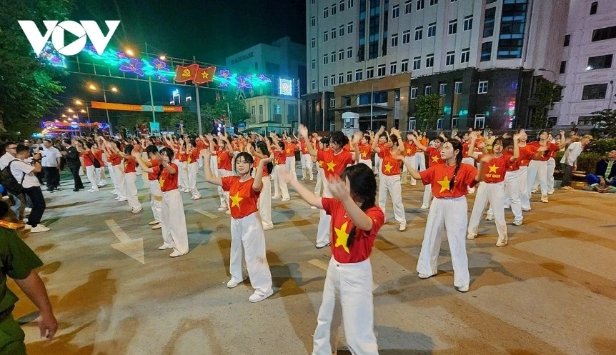 Residents of Dien Bien Phu ward join street dance performances