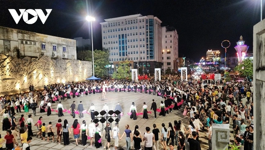 With its large scale, active community participation, and vibrant cultural atmosphere, the “Northwest Essence” street festival has become a vivid highlight, leaving an unforgettable mark in the series of events at the Northwest Essence Festival- Dien Bien 2025.