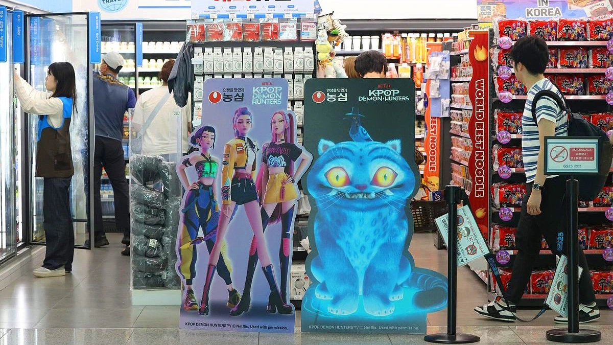 Các banner quảng cáo sản phẩm có hình nhân vật trong bộ phim “K-pop Demon Hunters” tại một cửa hàng tiện lợi ở Nhà ga số 2, Sân bay quốc tế Incheon. (Ảnh: Yonhap)