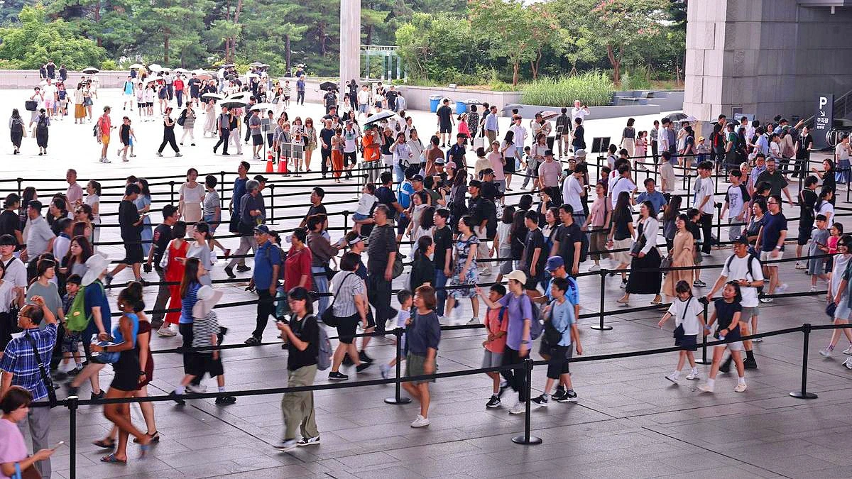 Du khách xếp hàng vào Bảo tàng quốc gia Hàn Quốc ở Seoul ngày 1/8. (Ảnh: Yonhap)