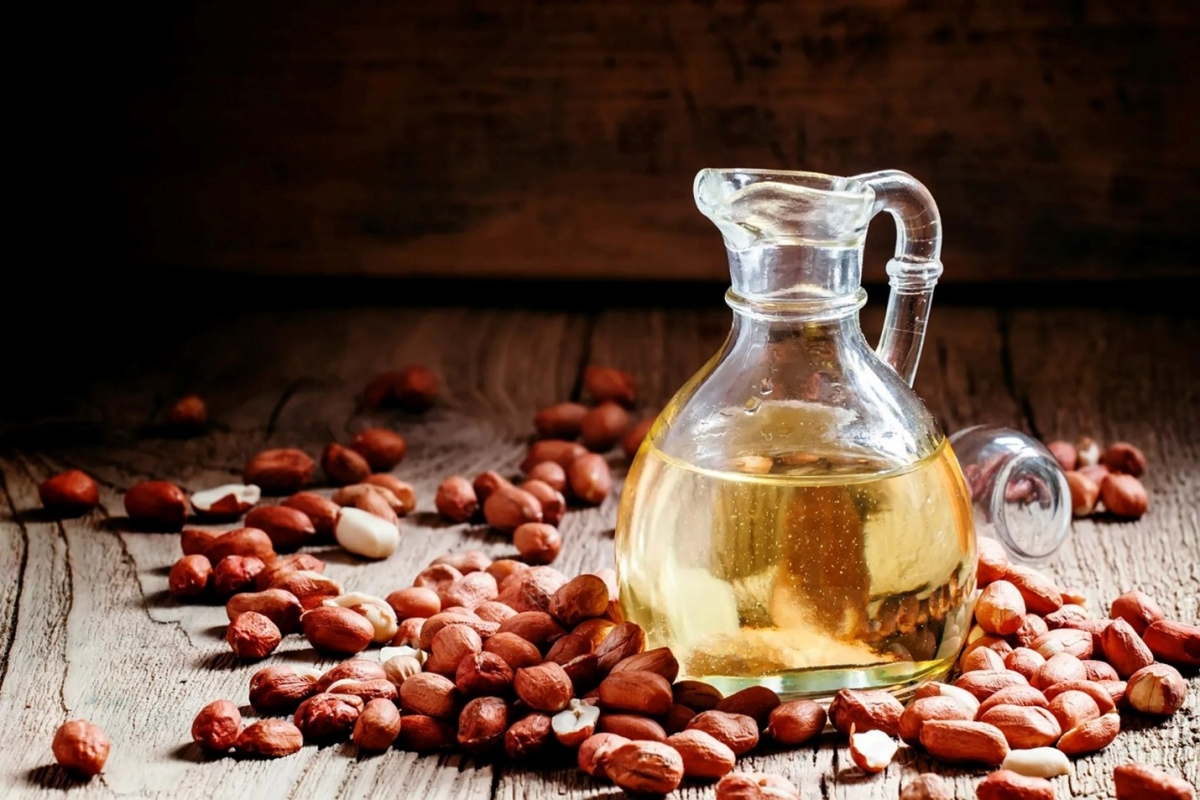 Không chỉ mang đến hương vị thơm ngon cho món ăn, dầu lạc còn ẩn chứa nhiều lợi ích sức khỏe. Ảnh: Getty Images