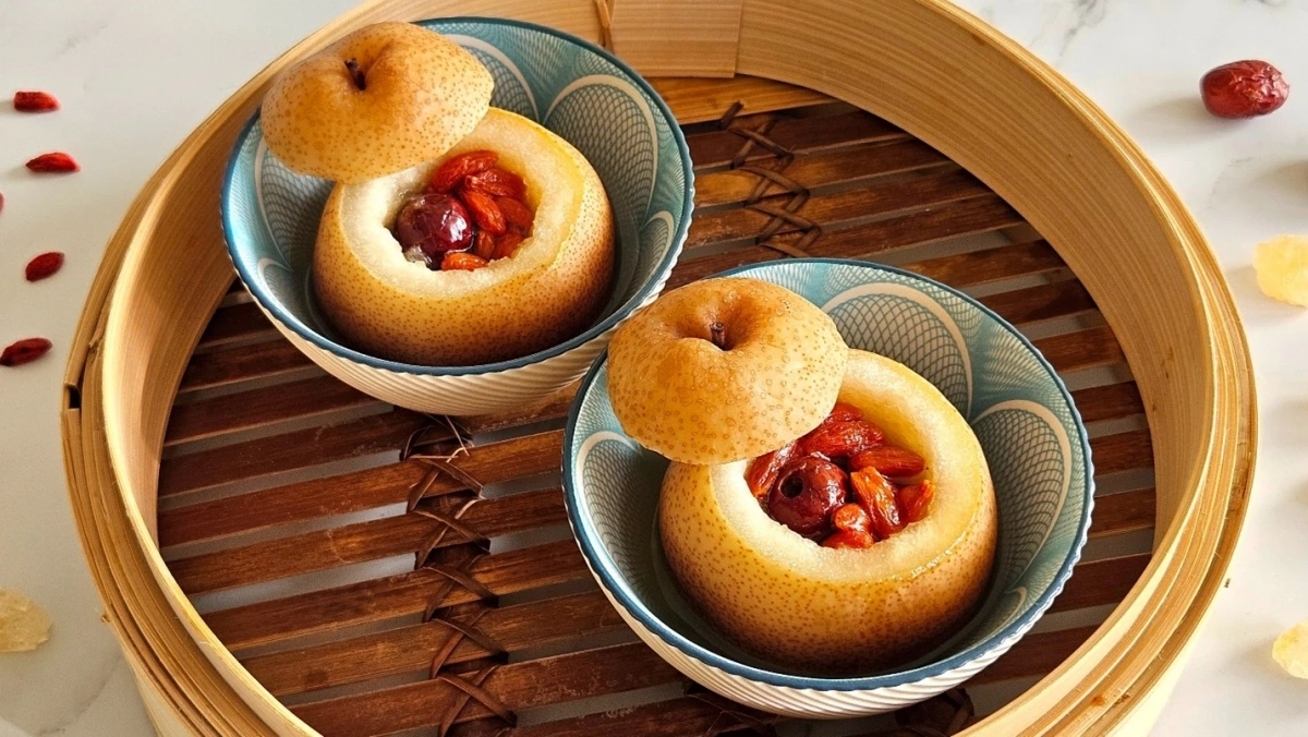 Lê hấp cùng các loại thảo dược có thể đem lại nhiều lợi ích sức khỏe đáng kinh ngạc. Ảnh: Tash cakes