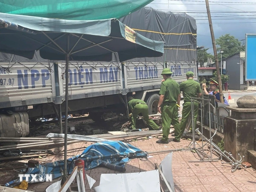 Các lực lượng chức năng điều tra nguyên nhân vụ tai nạn (Ảnh: TTXVN)