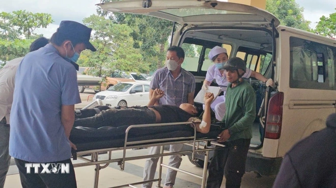 Một bệnh nhân chuyển viện điều trị tại Bệnh viện Đa khoa tỉnh Quảng Trị (Ảnh: TTXVN)