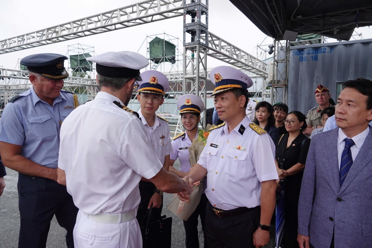 Thượng tá Phan Anh Tuấn, Phó Lữ đoàn trưởng Lữ đoàn 125, Vùng 2 Hải quân, chủ trì lễ đón tàu