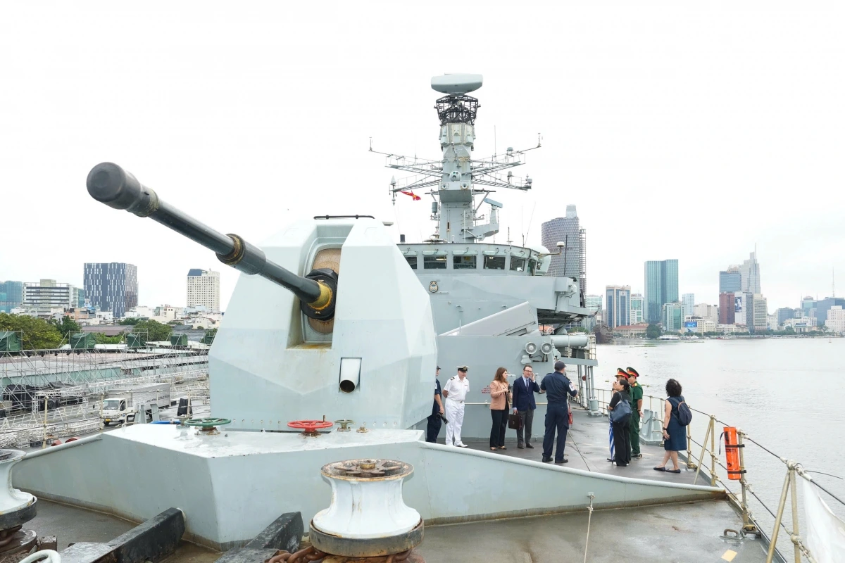 Các đại biểu tham quan Tàu HMS Richmond