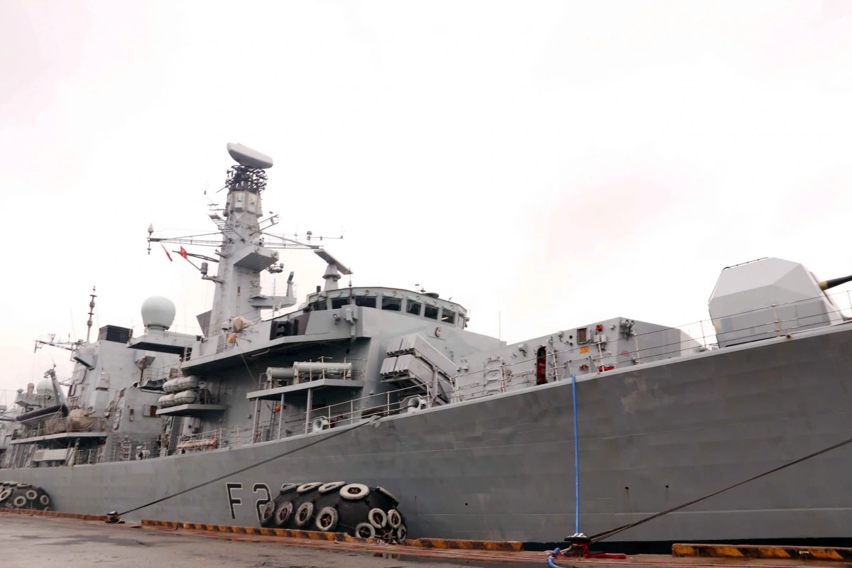 Tàu HMS Richmond đang cập cảng Nhà Rồng