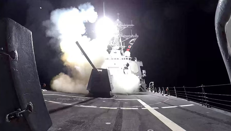 Tên lửa hành trình Tomahawk được phóng đi từ tàu khu trục lớp Arleigh Burke USS Gravely của Hải quân Mỹ. Ảnh: Bộ Tư lệnh Trung tâm Mỹ/Reuters