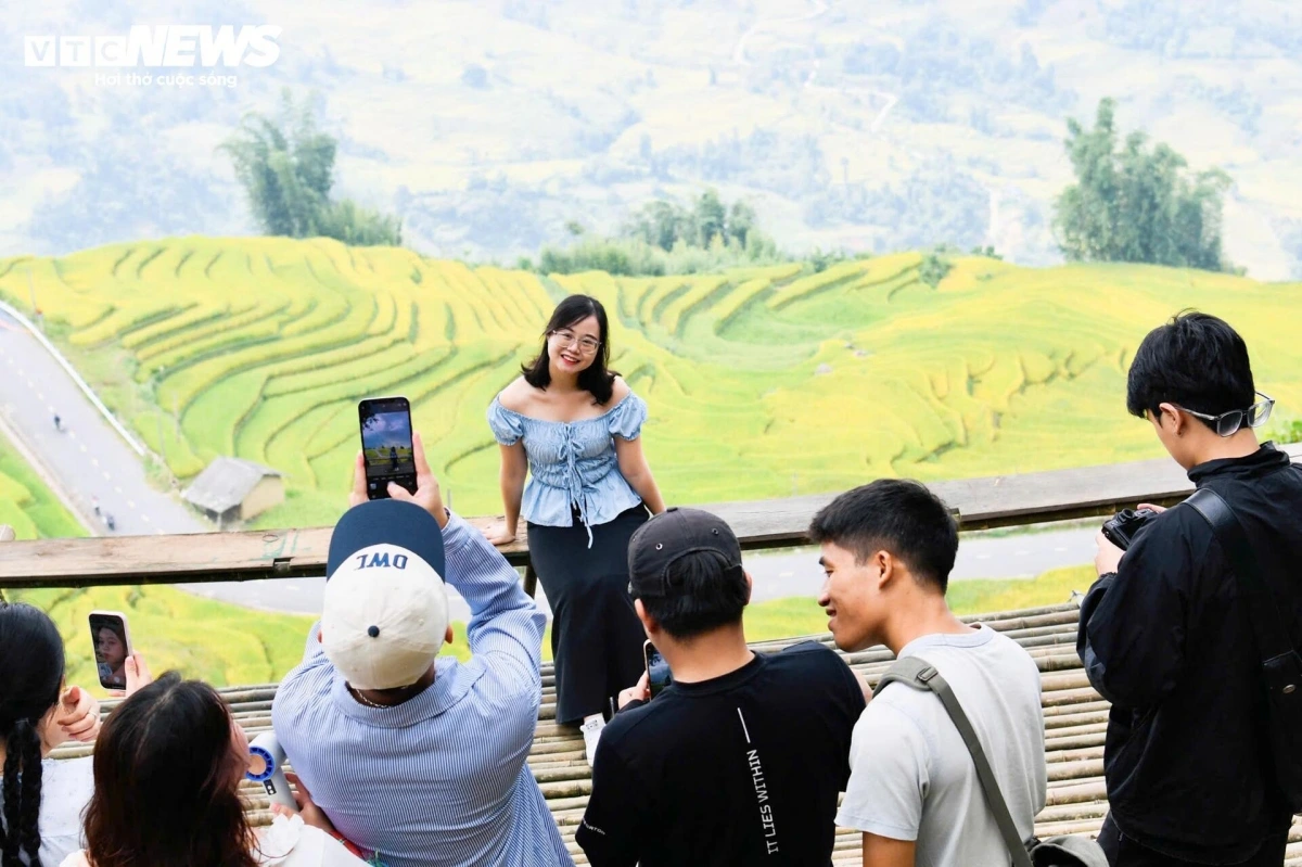 It’s also the moment that draws countless visitors, who journey from afar to witness the spectacle firsthand.