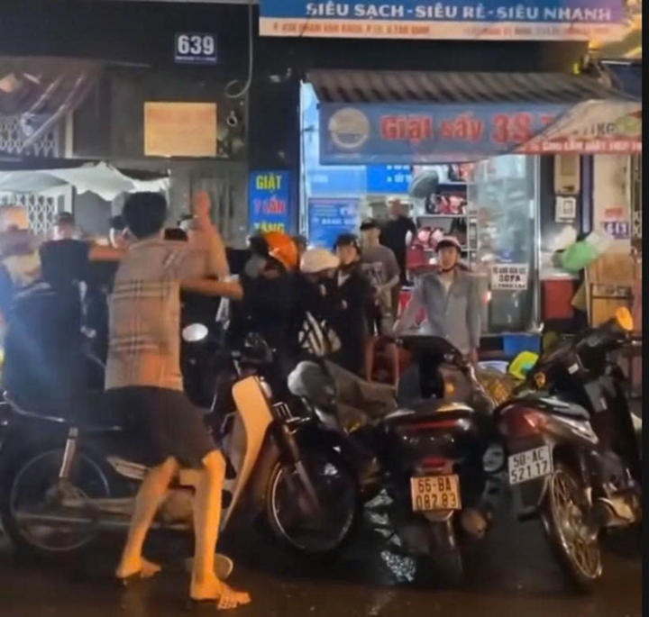 Hình ảnh nhóm người vây đánh đôi nam nữ gây náo loạn trên đường. (Ảnh cắt từ clip)