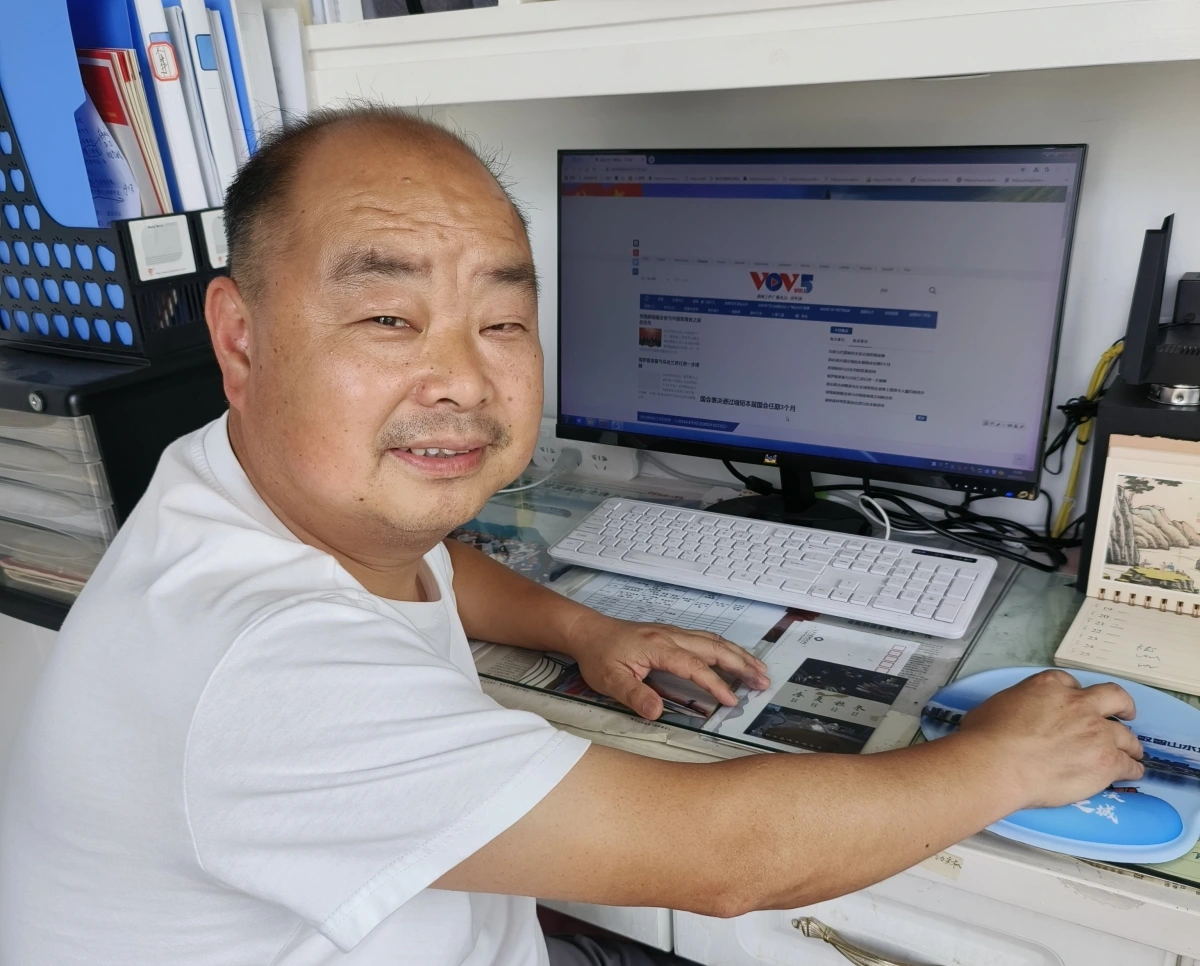 Thính giả Phạm Hồng Kiệt thường xuyên cập nhật thông tin về Việt Nam qua trang web tiếng Trung Quốc của VOV. Ảnh: NVCC