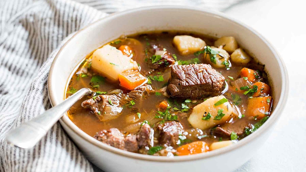 Để có được món bò kho đúng điệu, người nấu cần biết cách hầm thịt bò nhanh mềm mà vẫn giữ trọn dinh dưỡng và hương vị