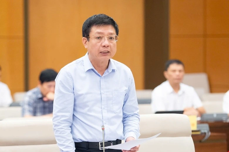 Thứ trưởng Bộ Tài chính Hồ Sỹ Hùng trình bày Tờ trình của Chính phủ tại phiên phọp. Ảnh: Quốc hội