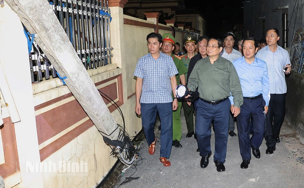 Thủ tướng Chính phủ Phạm Minh Chính cùng Đoàn công tác đã đến kiểm tra, chỉ đạo công tác khắc phục hậu quả thiên tai tại xã Quỹ Nhất. Ảnh báo Ninh Bình