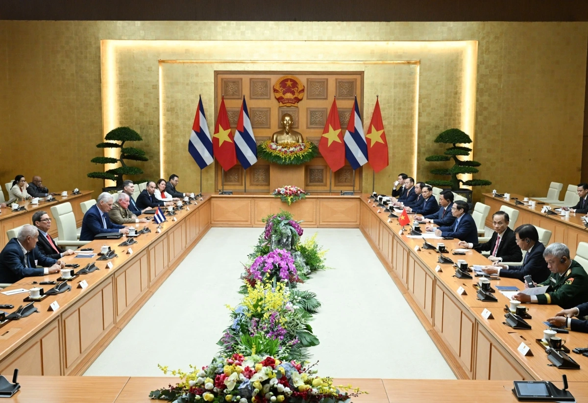 Hai nhà lãnh đạo nhất trí tiếp tục ủng hộ, ưu tiên tạo điều kiện thuận lợi và khuyến khích mở rộng tham gia của các tổ chức, doanh nghiệp hai nước vào quá trình phát triển kinh tế - xã hội của mỗi nước.