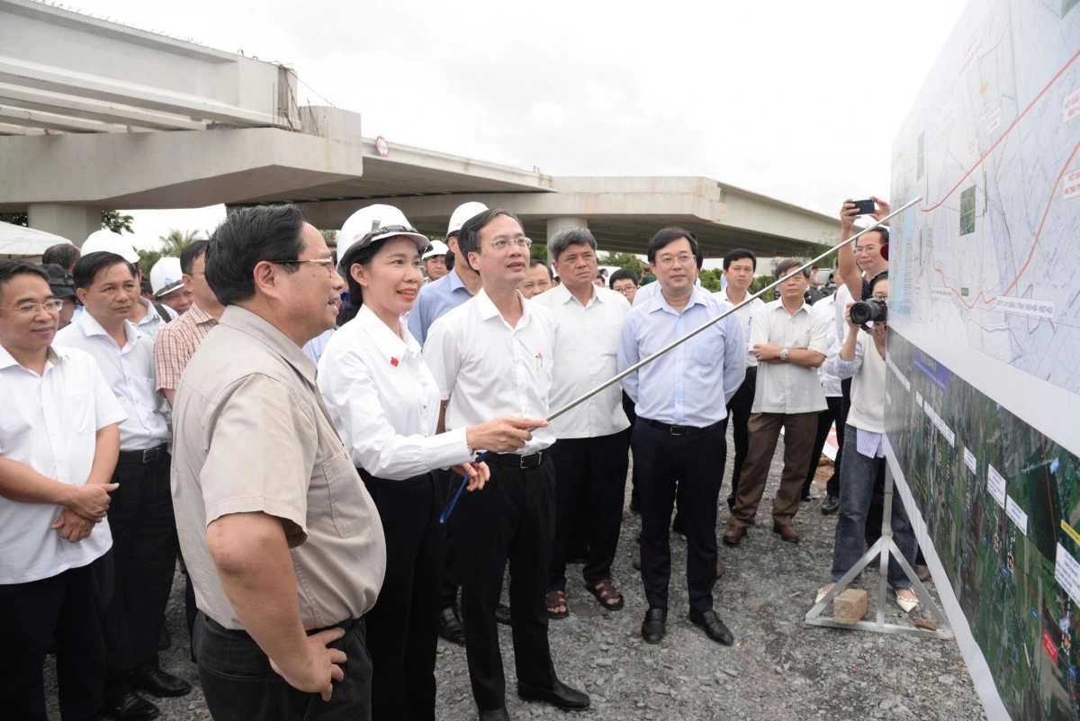 Thủ tướng Chính phủ Phạm Minh Chính trong chuyến kiểm tra dự án cao tốc Cao Lãnh - An Hữu