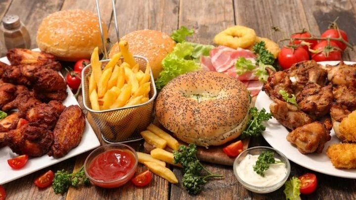 Việc tiêu thụ quá nhiều thức ăn nhanh gây ra không ít hệ lụy cho sức khỏe