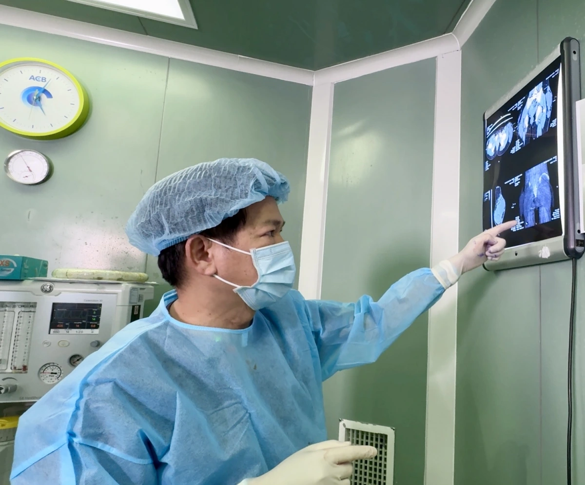Bác sỹ phân tích tình trạng bệnh trên kết quả MRI (BV cung cấp)