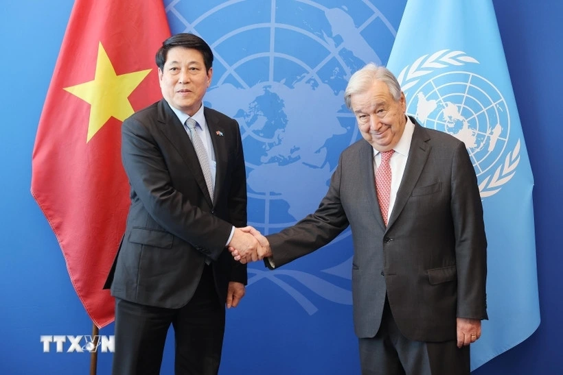 Trưa 22/9 (giờ địa phương), tại Trụ sở Liên Hợp Quốc, Chủ tịch nước Lương Cường đã có cuộc gặp với Tổng Thư ký Liên Hợp Quốc António Guterres. Tổng Thư ký Liên Hợp Quốc nhấn mạnh sự ủng hộ đặc biệt đối với Việt Nam và đánh giá Việt Nam là một thành viên tích cực của Liên Hợp Quốc, là một trụ cột của thế giới đa cực hiện nay. Chủ tịch nước khẳng định, Việt Nam tin tưởng, ủng hộ chủ nghĩa đa phương và vai trò trung tâm của Liên Hợp Quốc trong quản trị toàn cầu, đồng thời khẳng định Việt Nam sẵn sàng chào đón Liên Hợp Quốc đặt các trụ sở, văn phòng tại Việt Nam. (Ảnh: TTXVN)
