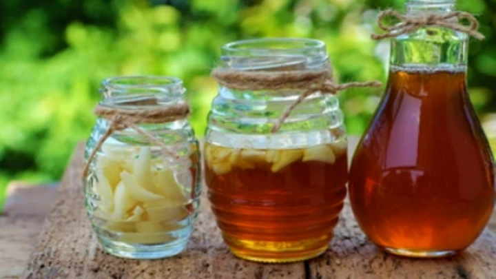 Tỏi và mật ong từ lâu đã nổi tiếng là những thực phẩm giàu giá trị dinh dưỡng (Ảnh: Shutterstock)