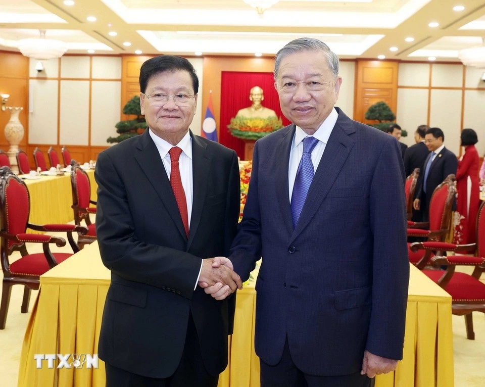 Tổng Bí thư Tô Lâm và Tổng Bí thư, Chủ tịch nước Lào Thongloun Sisoulith đã thông báo cho nhau về tình hình mỗi đảng, mỗi nước. Ảnh TTXVN