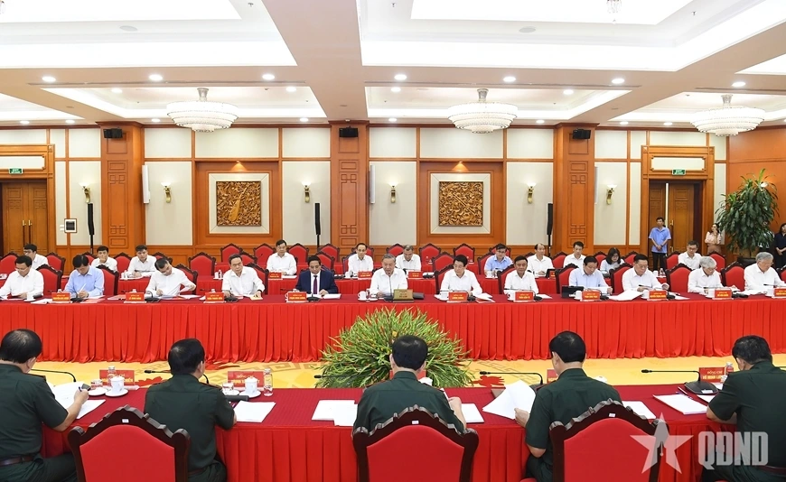 Ngày 25/8, Tổng Bí thư Tô Lâm làm việc với Ban Thường vụ Quân ủy Trung ương để cho ý kiến vào dự thảo văn kiện, phương án nhân sự cấp ủy và công tác chuẩn bị Đại hội đại biểu Đảng bộ Quân đội lần thứ XII, nhiệm kỳ 2025-2030. Ảnh: Quân đội nhân dân