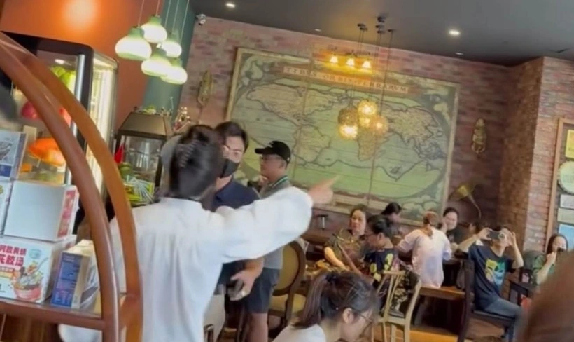"Tổng tài" ra lệnh đánh nhân viên quán cà phê đến tận nơi xin lỗi (ảnh cắt từ clip)