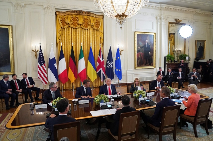 Tổng thống Mỹ Donald Trump gặp Tổng thống Ukraine Zelensky và các nhà lãnh đạo châu Âu tại Nhà Trắng. Ảnh: Reuters