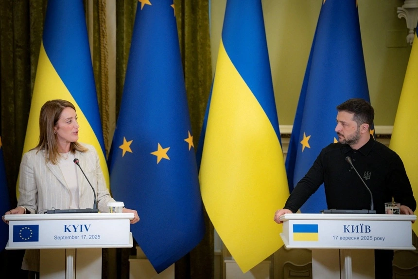 Tổng thống Ukraine Zelensky và Chủ tịch Nghị viện Châu Âu Metsola tham dự một cuộc họp báo tại Kiev. Ảnh: Reuters
