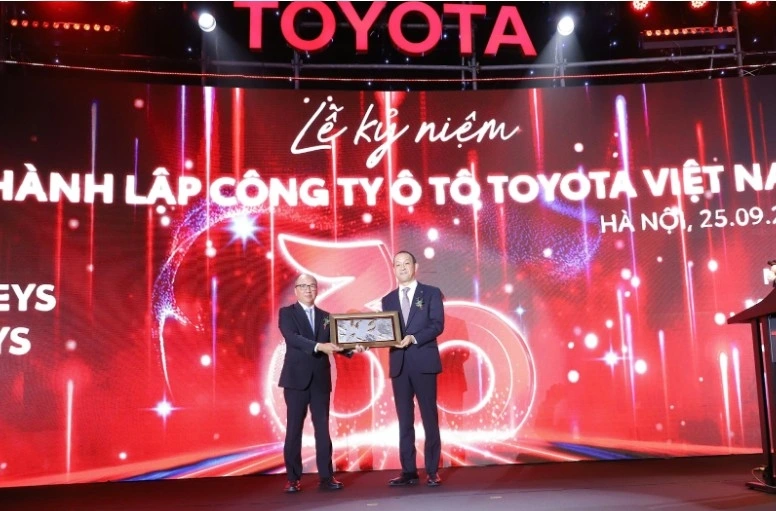 Ông Tiền Quốc Hào - Chủ tịch Công ty Toyota Châu Á trao quà kỷ niệm 30 năm thành lập Toyota Việt Nam.
