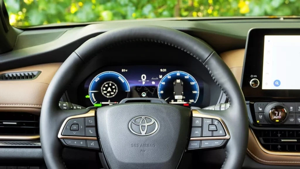 Theo công ty, màn hình 12,3 inch được trang bị trên một loạt các mẫu xe thuộc thương hiệu Toyota và Lexus có thể không bật khi khởi động, khiến màn hình của người lái bị đen. 