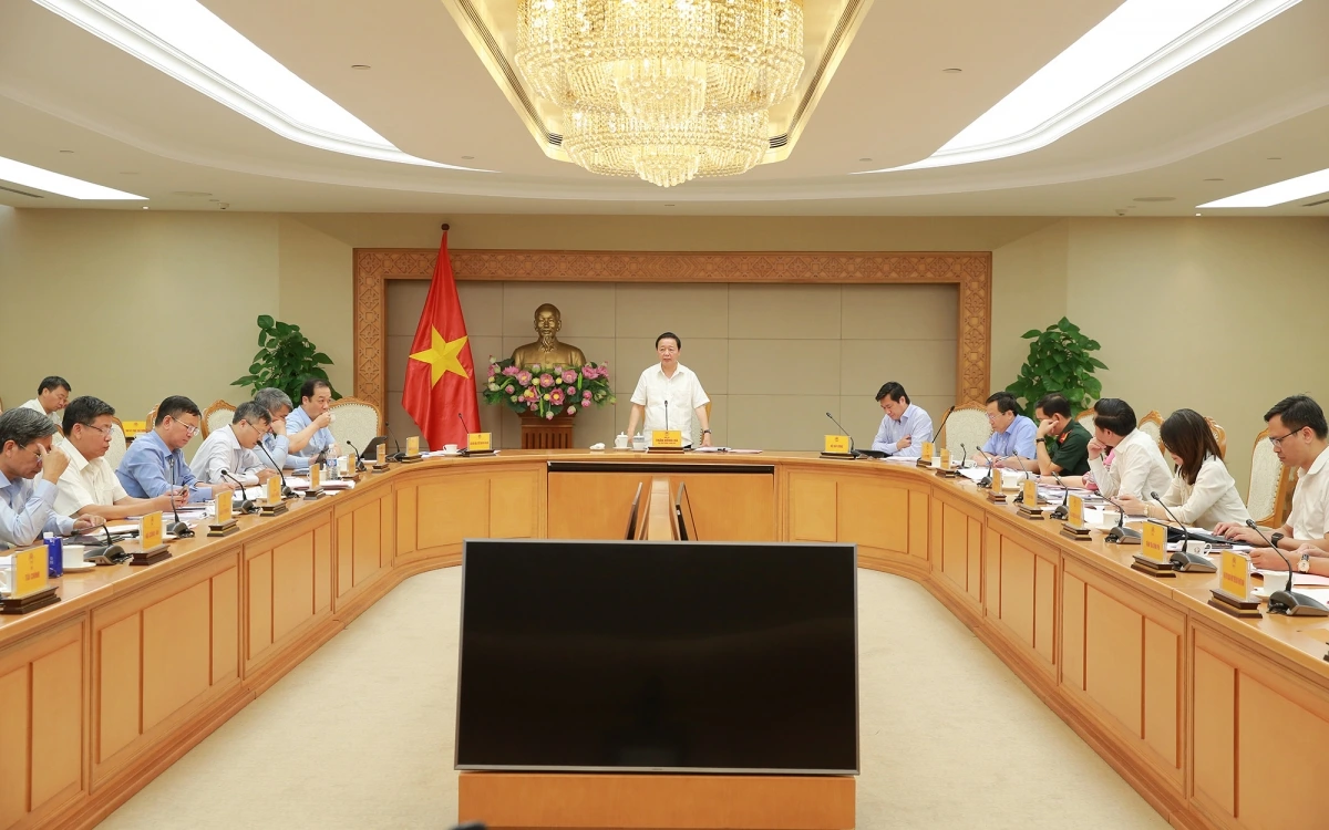Phó Thủ tướng Trần Hồng Hà chủ trì cuộc họp với các bộ ngành để nghe báo cáo, cho ý kiến góp ý Dự thảo Luật Quy hoạch đô thị và nông thôn sửa đổi (Dự thảo Luật); Dự thảo Nghị quyết của Uỷ ban Thường vụ Quốc hội về phân loại đô thị và văn bản hướng dẫn (Dự thảo Nghị quyết). Ảnh: Minh Khôi