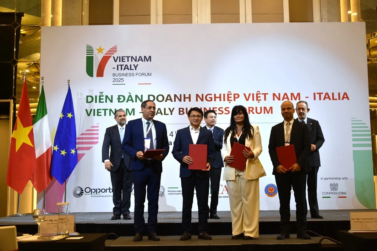 Các đối tác trao MOU tại Diễn đàn. Ảnh: PV