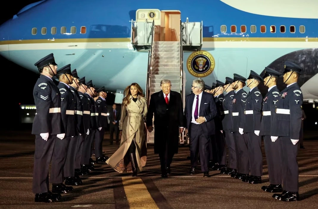 Tổng thống Mỹ Donald Trump hôm qua (16/9) đã đến thủ đô London, bắt đầu chuyến thăm chính thức cấp nhà nước lần thứ hai tới Vương quốc Anh. Ảnh: Reuters